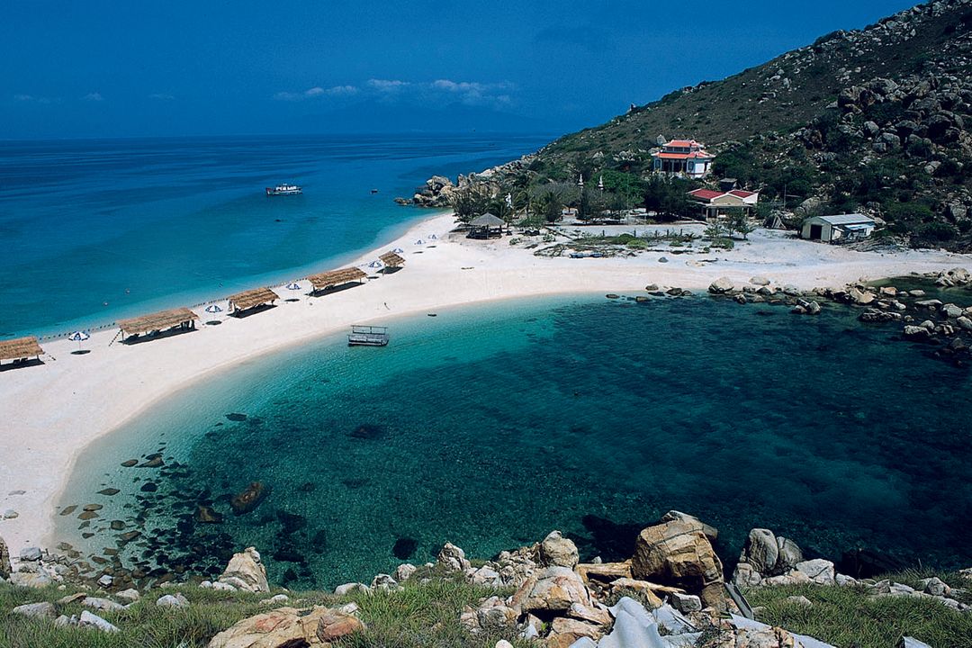 White sandy beach in Nha Trang | Saigon Riders