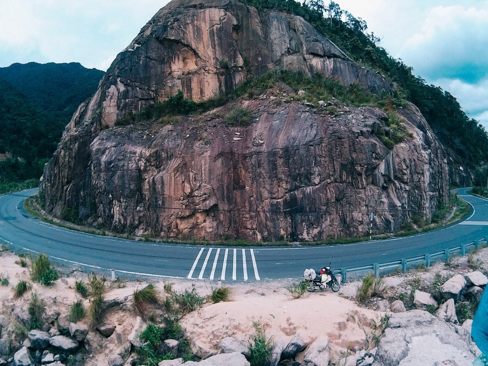 a-hairpin-turn-on-long-lanh-pass-on-nha-trang-to-da-lat-motorbike-tour-saigon-riders