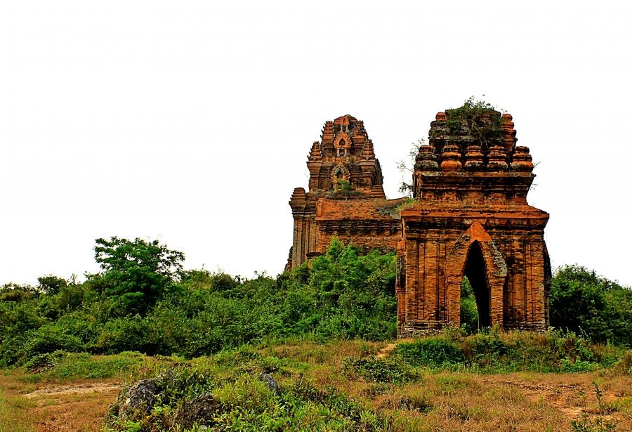 banh-it-tower-has-been-there-for-more-than-1000-years-saigon-riders