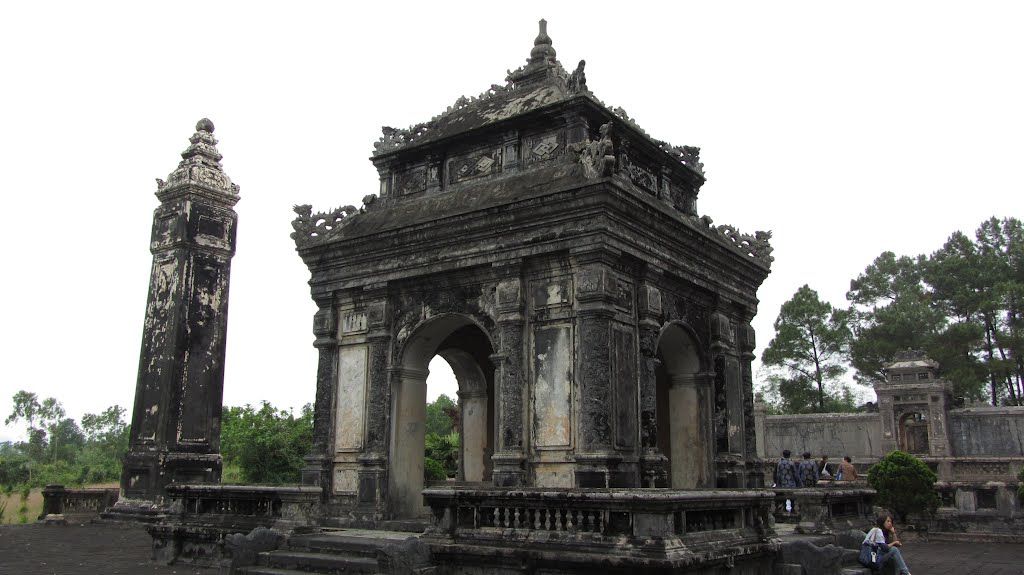 dong-khanh-tomb-expresses-lacquer-art-in-vietnam-saigon-riders