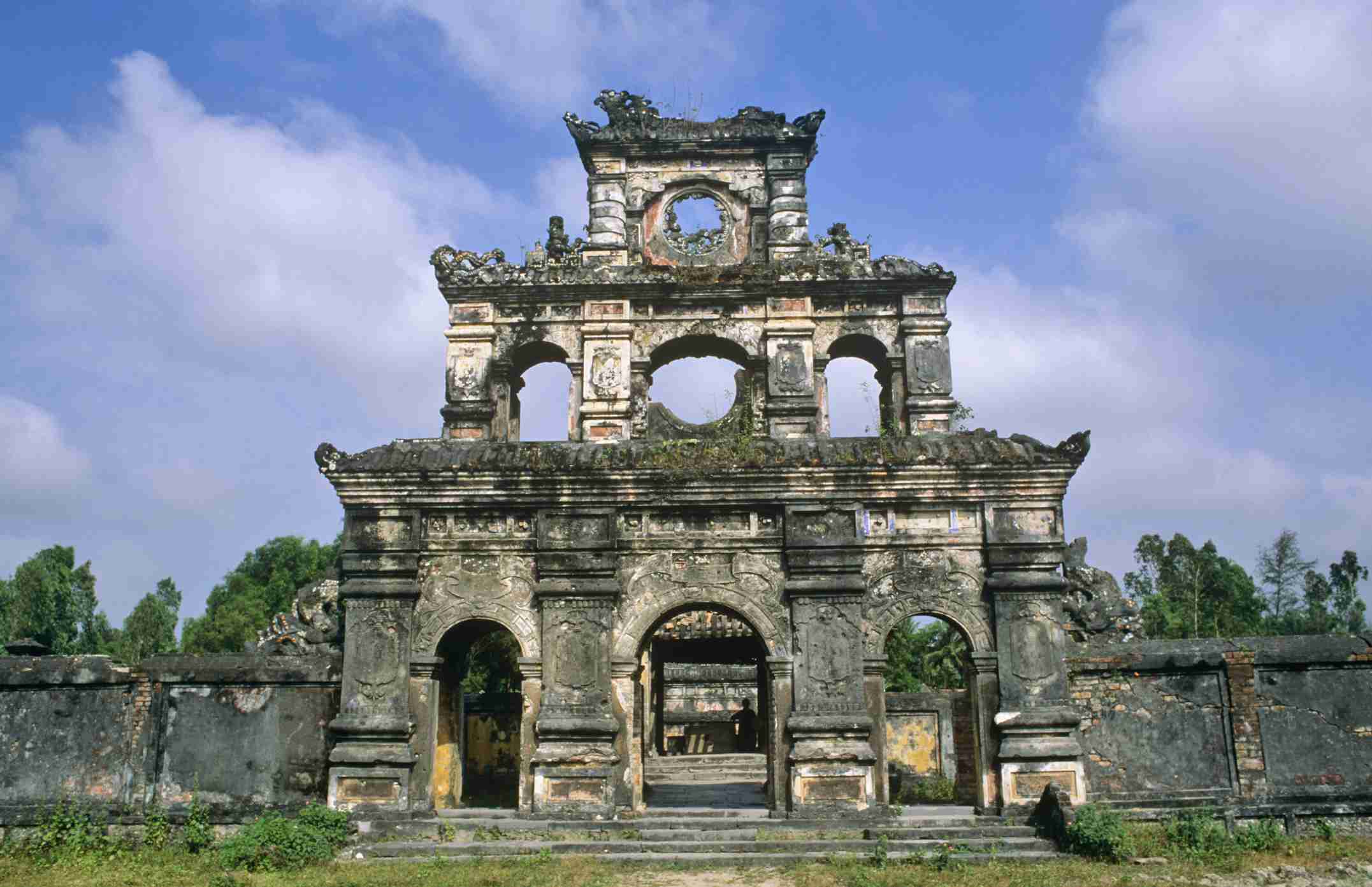 duc-duc-tomb-is-a-resting-place-of-3-kings-saigon-riders