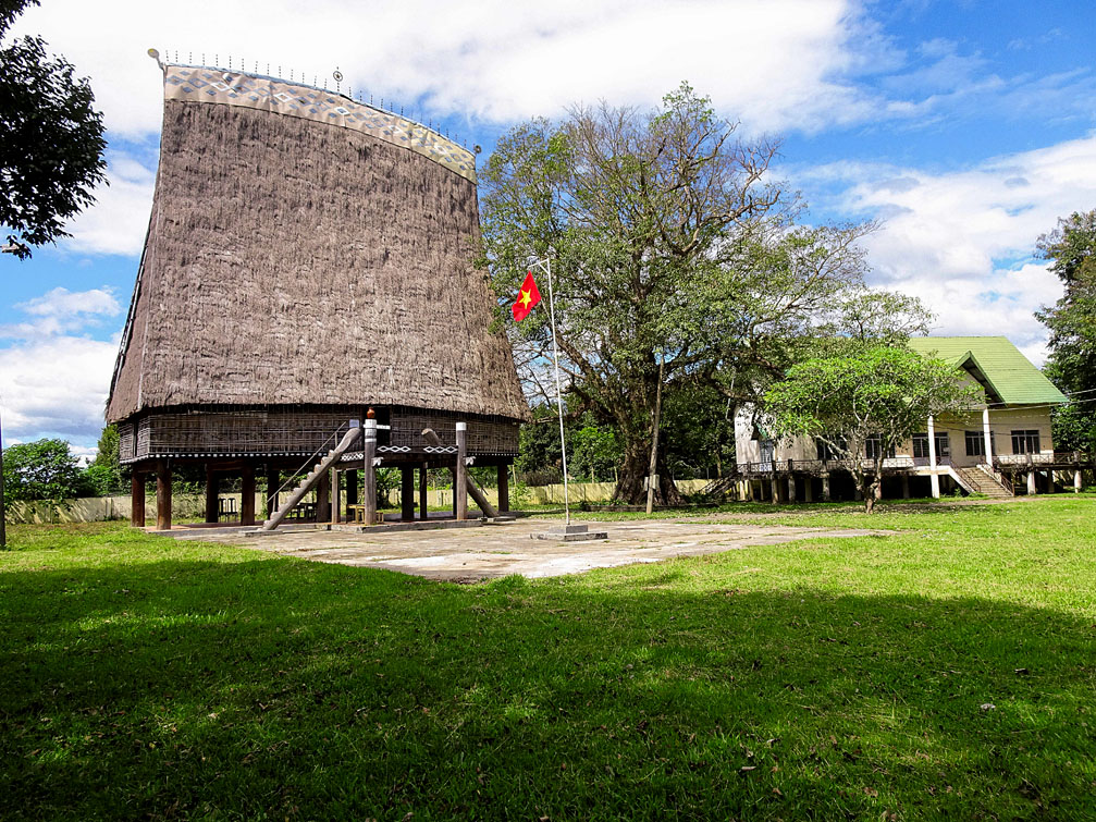 highland-communal-house-is-the-harmony-of-nature-and-human-saigon-riders