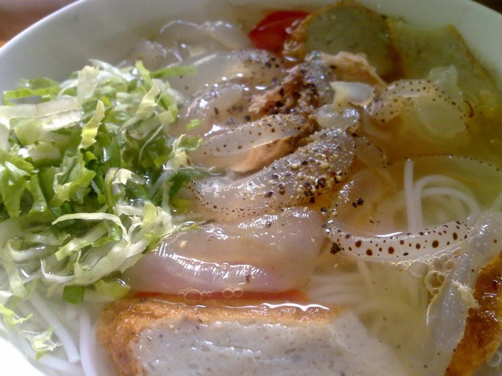 jellyfish-served-with-noodles-and-vegetables-saigon-riders