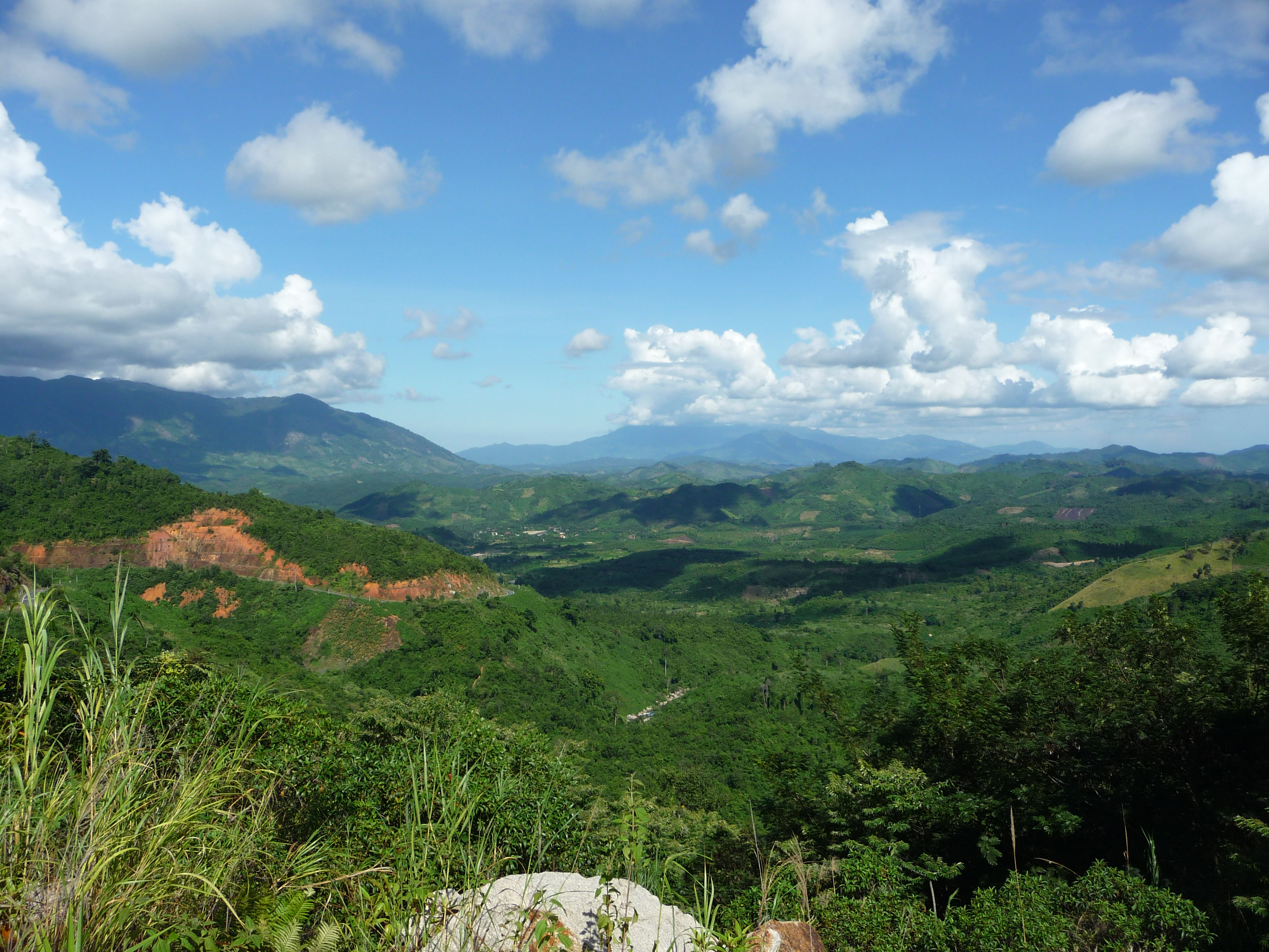 stop-on-the-top-of-a-hill-on-the-way-to-da-lat-from-nha-trang-and-this-would-be-the-incredible-scene-to-enjoy-and-captured-saigon-riders