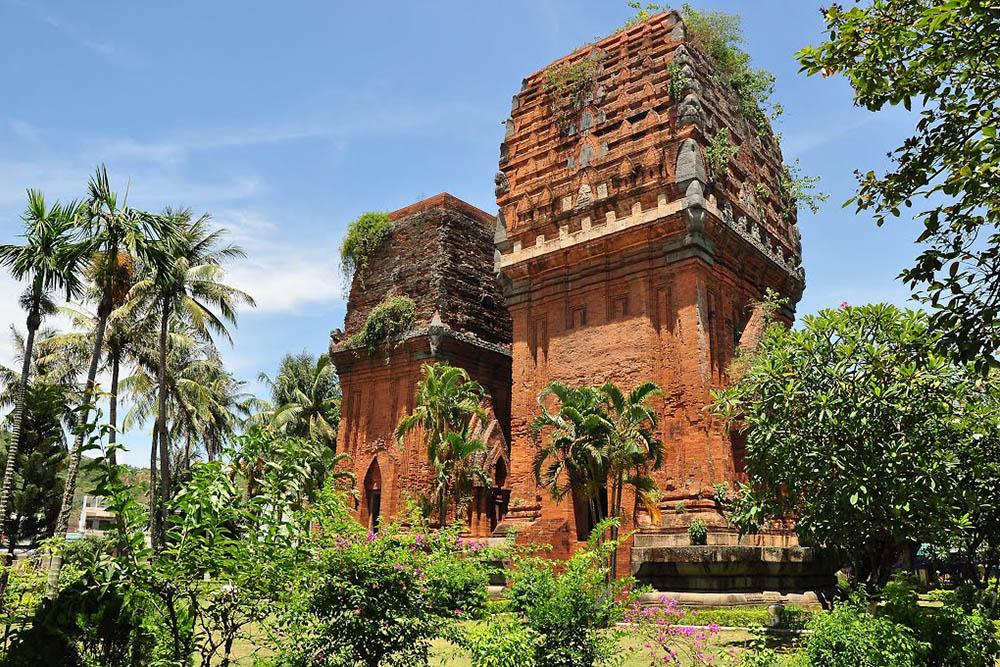 thap-doi-tower-includes-remained-architecture-of-the-cham-templates-saigon-riders