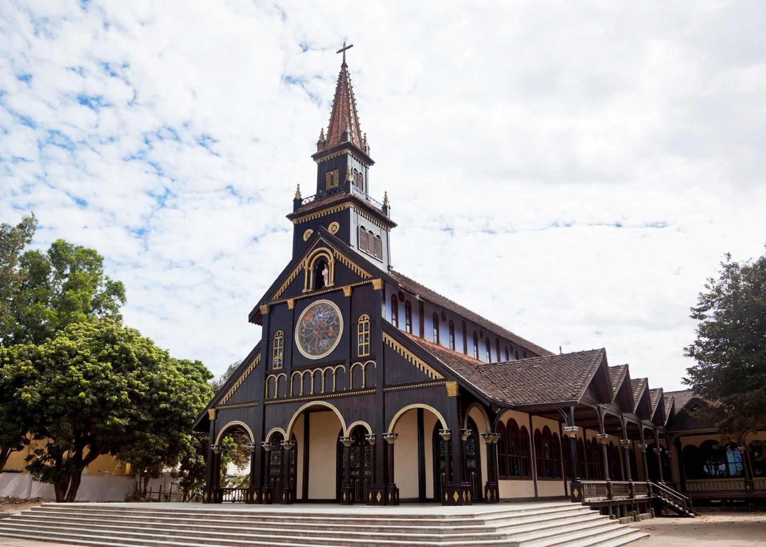 wooden-church-in-kon-tum-is-an-ancient-relic-saigon-riders