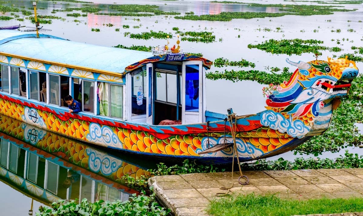 dragon-boat-to-travel-on-the-huong-river-with-folk-song-performance-in-the-day-time-saigon-riders