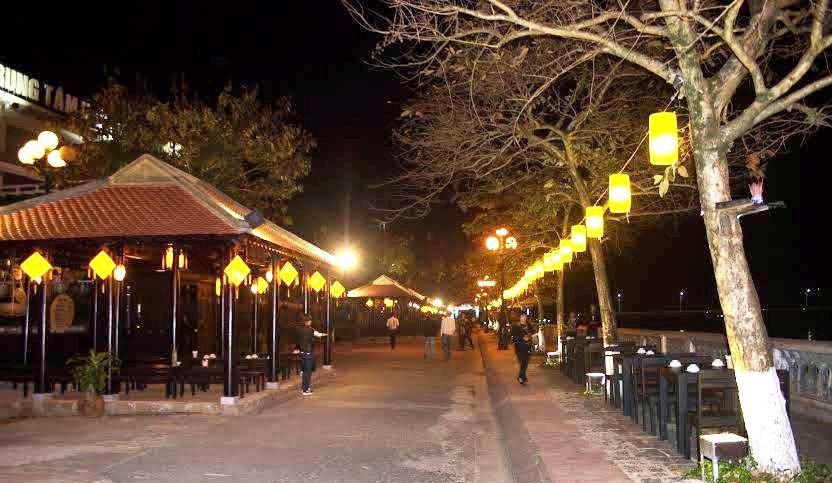 nguyen-dinh-chieu-walking-street-is-quite-empty-in-the-early-evening-saigon-riders