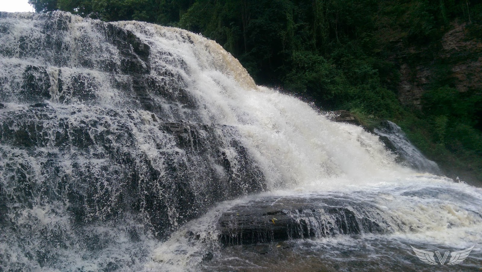 thuy-tien-waterfall-where-its-easy-to-dip-your-feet-in-the-cool-water-and-walk-around-leisurely