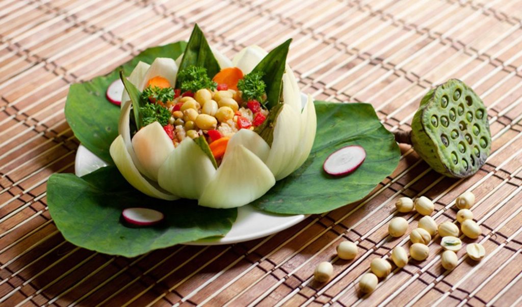 Steamed rice with lotus leaf is made in place, bringing the fresh scent of lotus