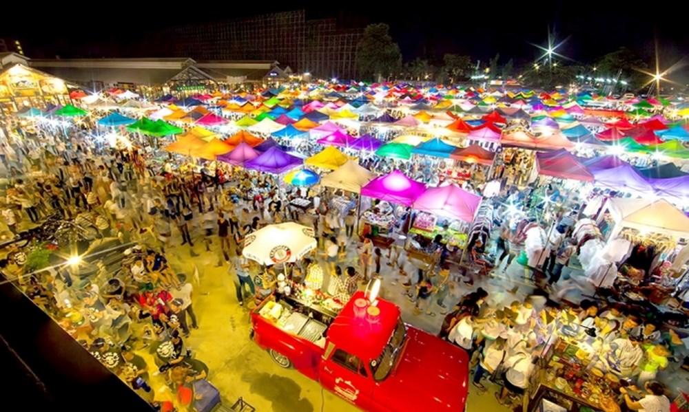 Tay Do night market is full of souvenirs, food and drink