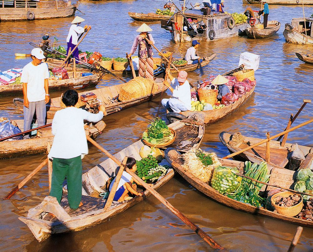 There is a very different life in Cai Be floating market 