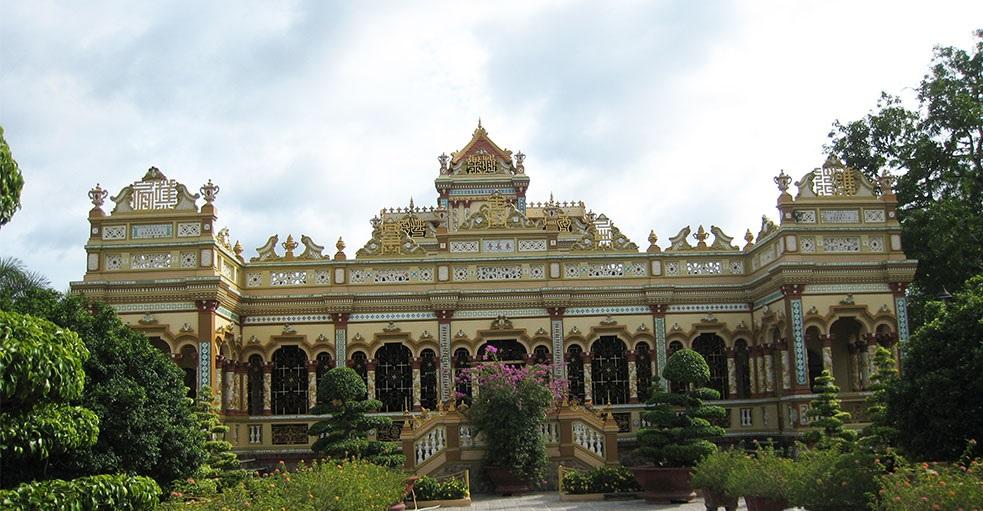 Vinh Trang Pagoda has a very unique architecture