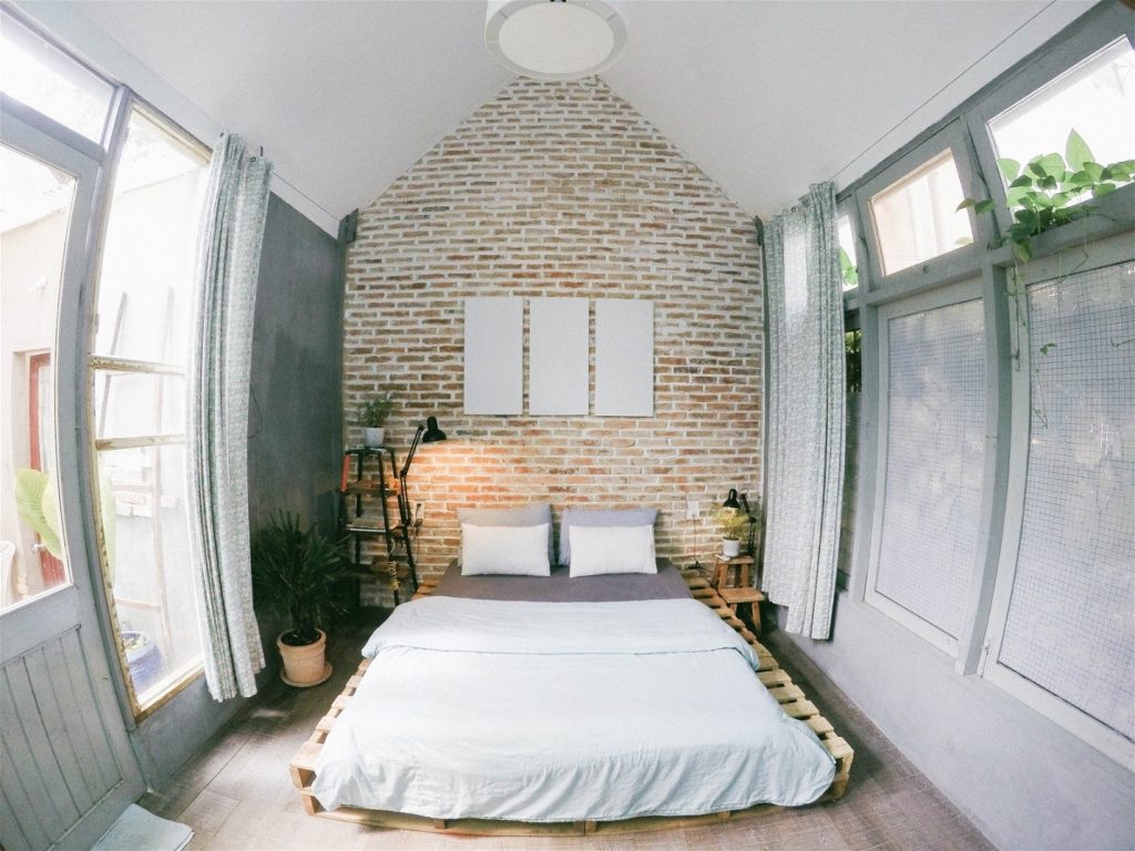 A standard room at Là Nhà Homestay Dalat is elegantly decorated with affordable price
